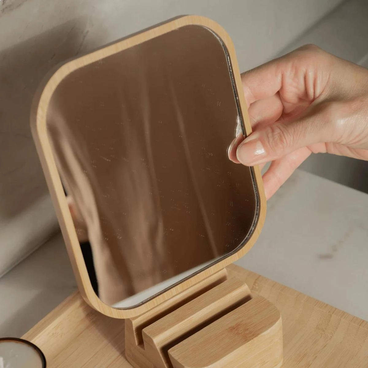 Espelho de bancada Martiplast Ou com moldura e base de bambu 18cm ajustável