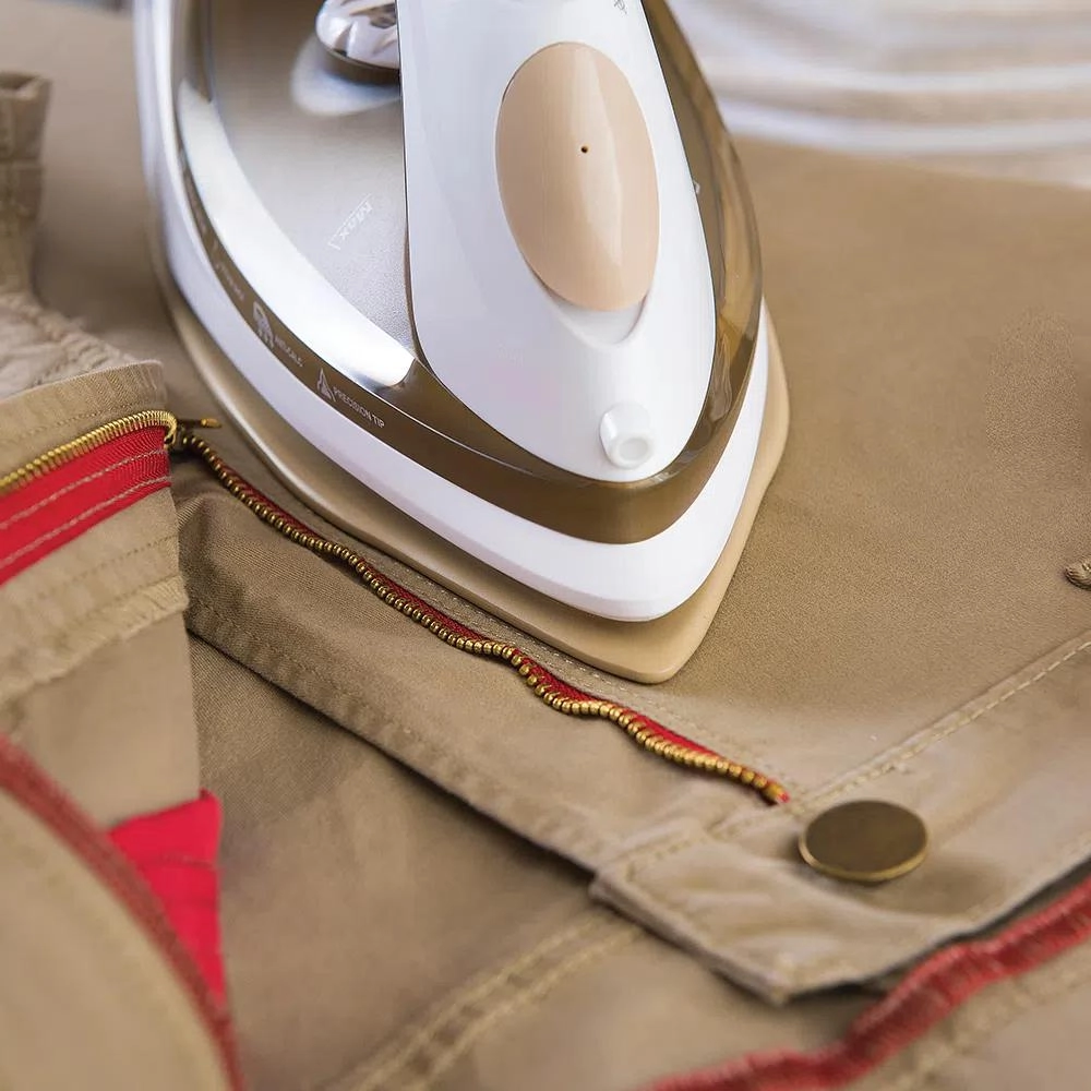 Ferro a Vapor 220 V Oster - Branco e Dourado 