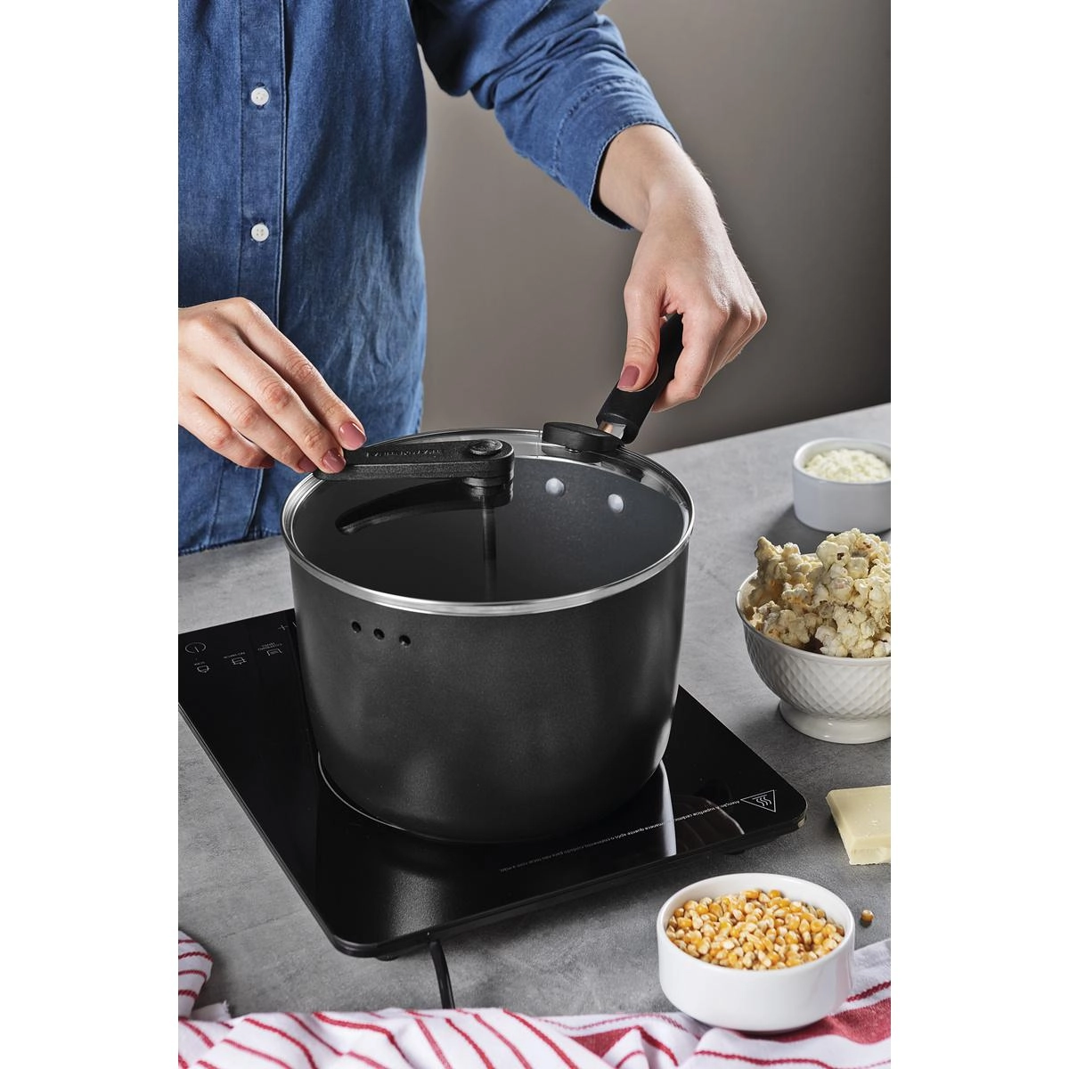 PIPOQUEIRA 28711/022 MONACO INDUCAO PRETO 22CM 5,4LTS ALUMINIO C/ REV ANTIADERENTE TRAMONTINA